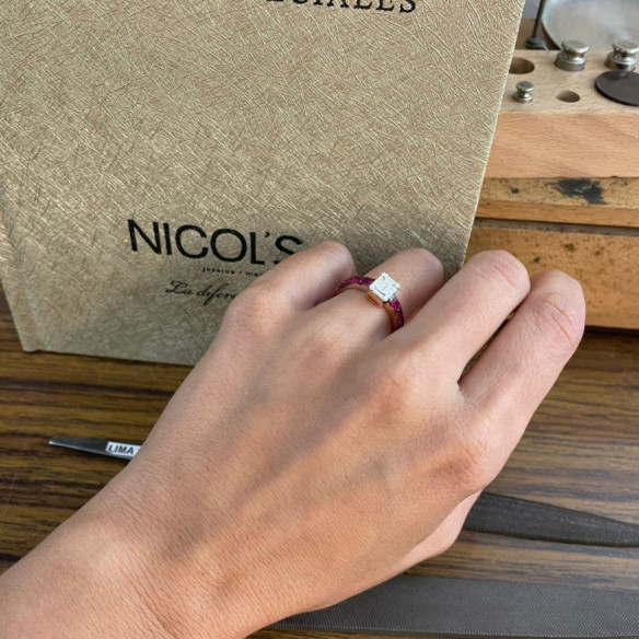 Anillo Diamantes Electra 0.44 Oro Rosa y Rubí - Anillos de Compromiso Rojo