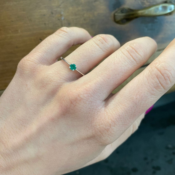 Anillo Solitario Esmeralda Isabella 0.20Ct - LES ANNEAUX