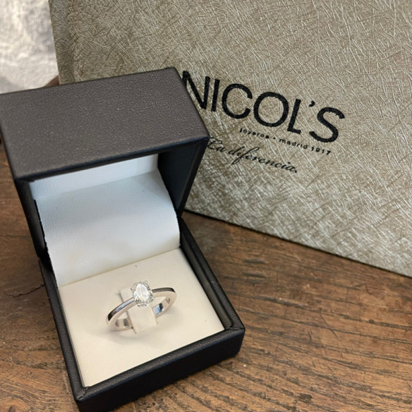 Anillo Compromiso Olivia Oro Blanco (18K) Con Diamante Oval 0.99Ct - Talla Oval