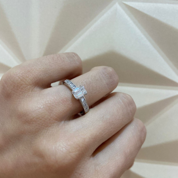 Anillo Minerva Talla Esmeralda Diamantes 0.85 - Talla Esmeralda