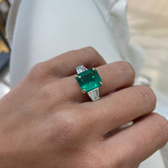 Anillo Esmeralda Cinco Quilates y Diamantes Solitario Red Carpet - Hoher Schmuck
