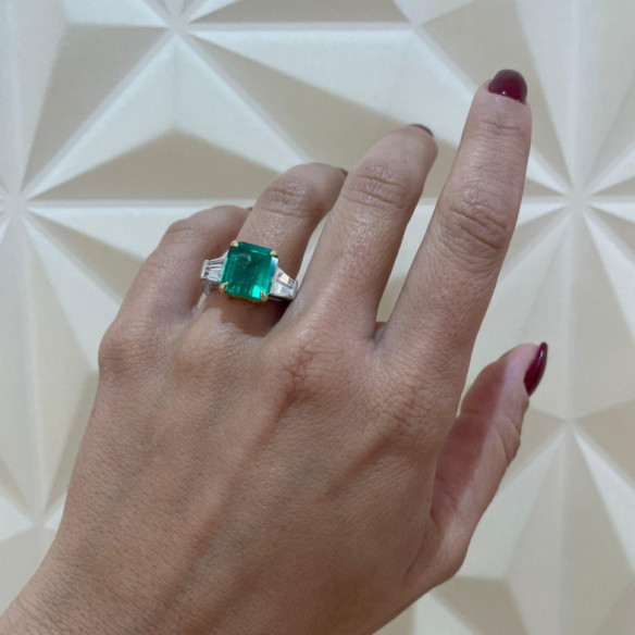 Anillo Esmeralda Cinco Quilates y Diamantes Solitario Red Carpet - Alta Joyería