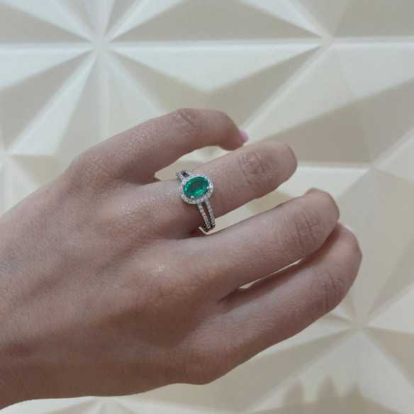 Anillo Esmeralda Orla Dalia 0.80 - ANILLOS