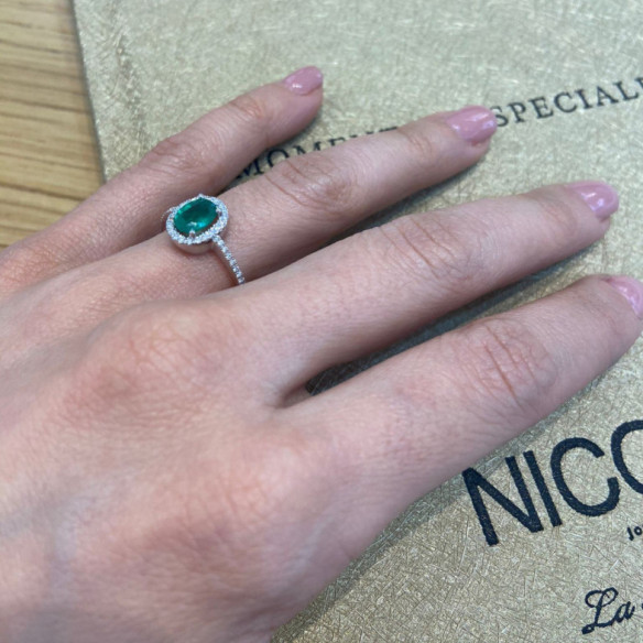 Anillo Esmeralda Orla Dalia 0.90 - Anillos de Esmeralda