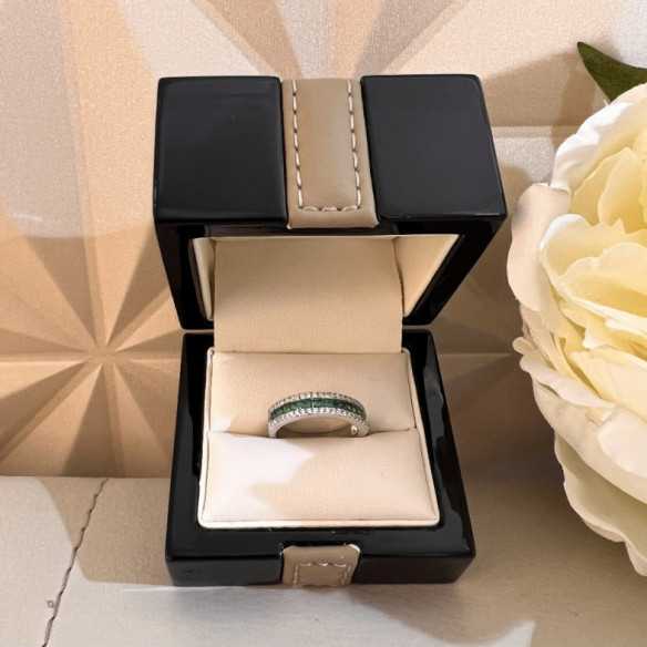 Anillo Esmeralda Princesa y Diamantes Amelia 0.30 - ANILLOS