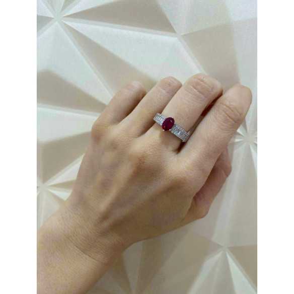 Anillo Rubí Oval y Diamantes Lola 1.00 - Anillos de Rubí