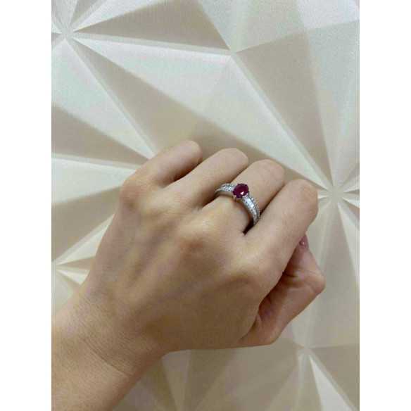Anillo Rubí Oval y Diamantes Lola 1.00 - Anillos de Rubí