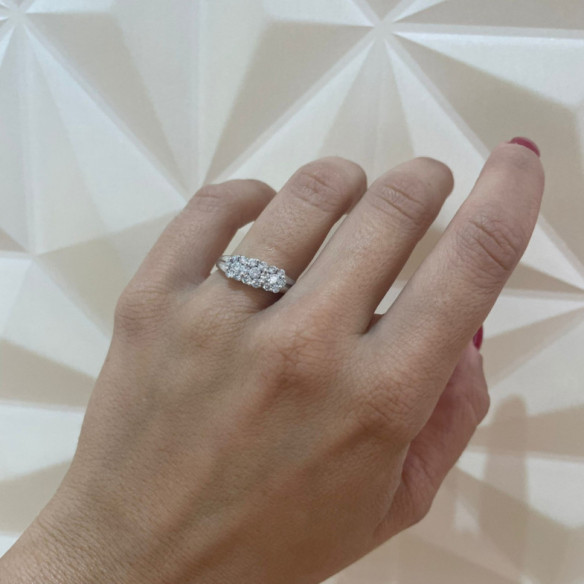 Anillo Diamantes Camelia 0.64 - rosetón