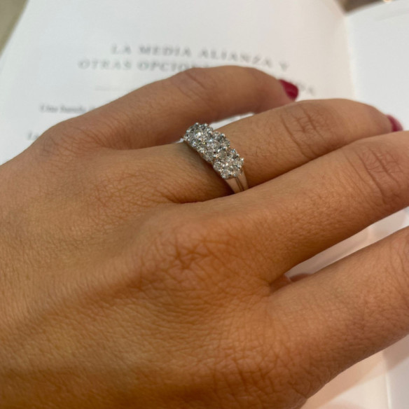 Anillo Diamantes Camelia 0.64 - rosetón