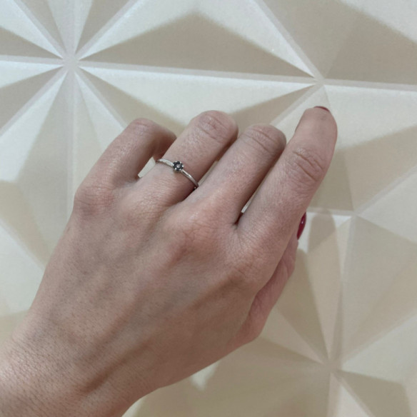 Anillo Diamantes Negros y Blanco Camelia 0.11 - Talla Brillante