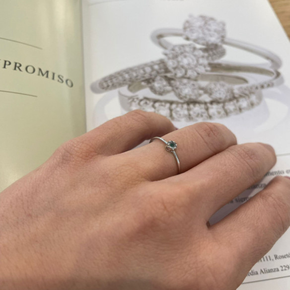 Anillo Diamantes y Esmeralda Camelia 0.11 - Bagues d'émeraude