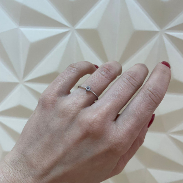 Anillo Diamantes y Rubi Camelia 0.11 - Anillos de Rubí