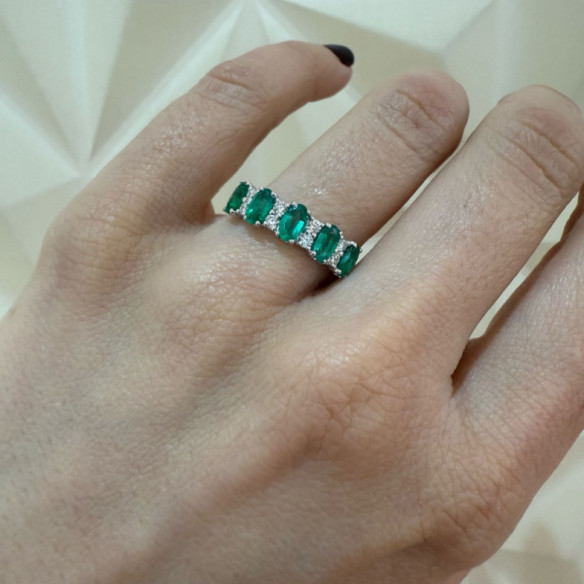 Anillo Esmeraldas Ovales y Diamantes Riviere Royal - Smeraldo