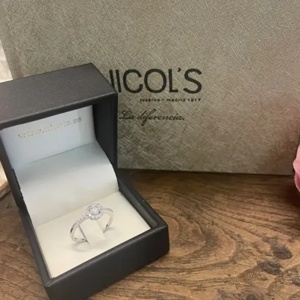 Anillo Solitario Diamante Clavel 0.30 - Talla Brillante
