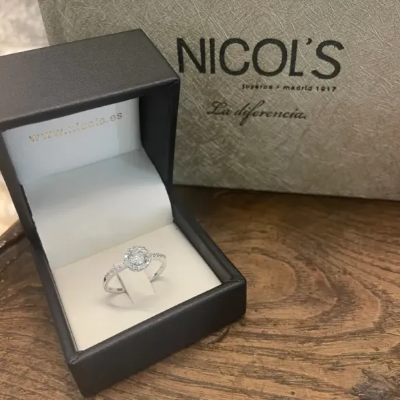 Anillo Solitario Diamante Clavel 0.50 - Anillos de Compromiso Rosetón
