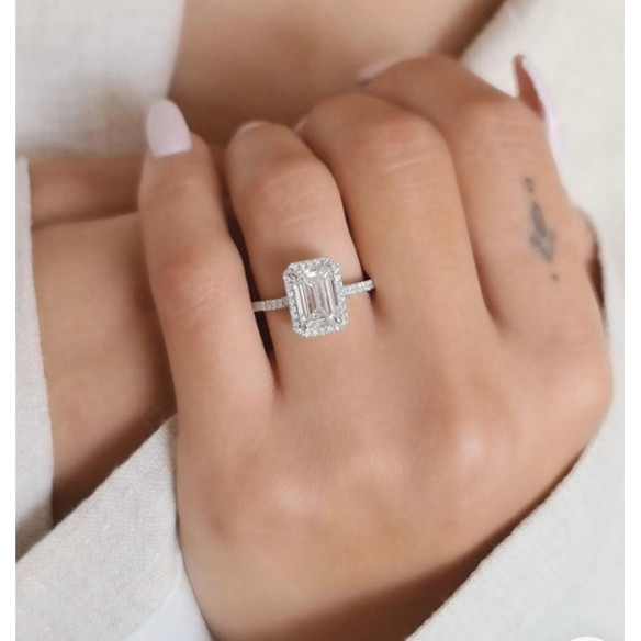 Anillo de Compromiso Oro Blanco con Diamante Central Talla Esmeralda 1.00Ct y laterales - Emerald