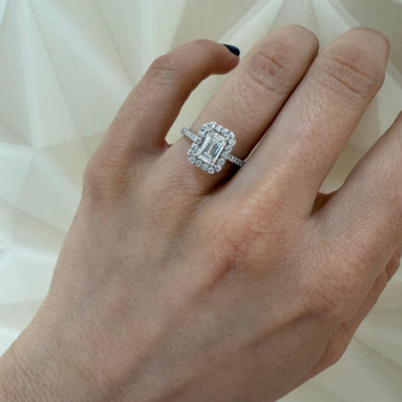 Anillo de Compromiso Oro Blanco con Diamante Central Talla Esmeralda 1.00Ct y laterales - Emerald