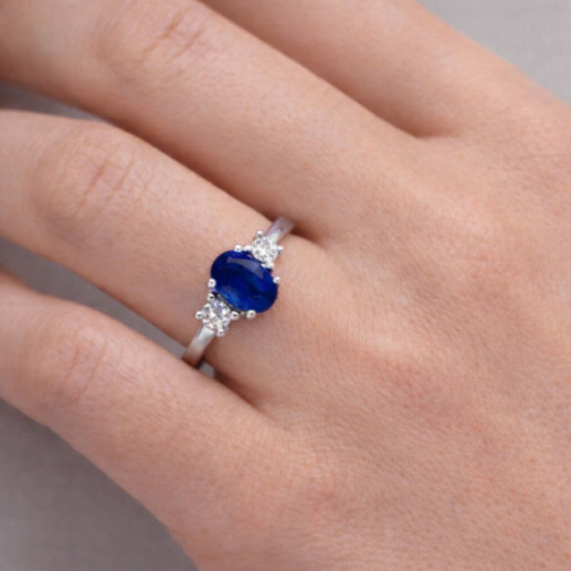 Anillo Zafiro y Diamantes Tresillo Oro Blanco Sunset Oval - Anillos de Compromiso Azul 2