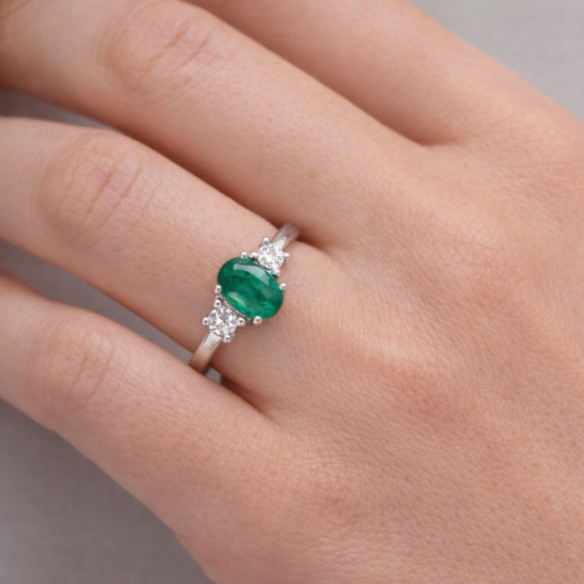 Anillo Esmeralda y Diamantes Tresillo Oro Blanco Sunset Oval - Anéis de noivado verde