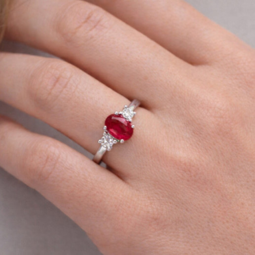 Anillo Rubí y Diamantes Tresillo Oro Blanco Sunset Oval - Anillos de Compromiso Rojo 2