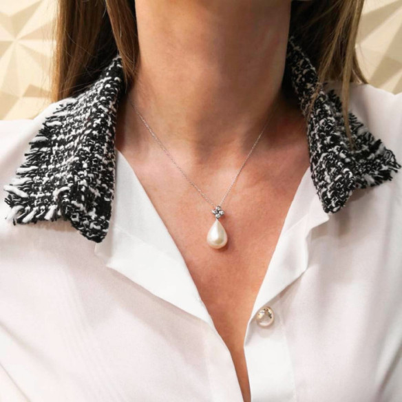 Diamonds and Pearl Pendant PEARLS LADY. - Diamond Necklaces