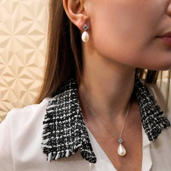 Diamonds and Pearl Pendant PEARLS LADY. - Diamond Necklaces