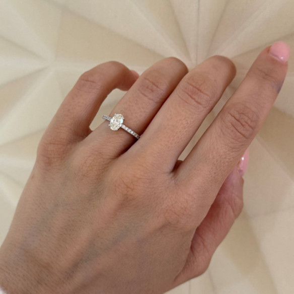 Anillo Compromiso Diamante Oval 0.70 Oro Blanco Dafne Petit - Solitarios de Oro Blanco