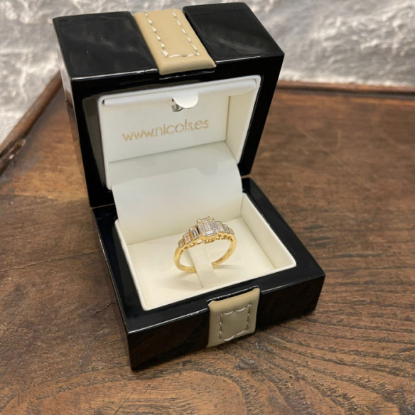 Minerva Diamond Ring 0.65Ct Yellow Gold - Carving baguette