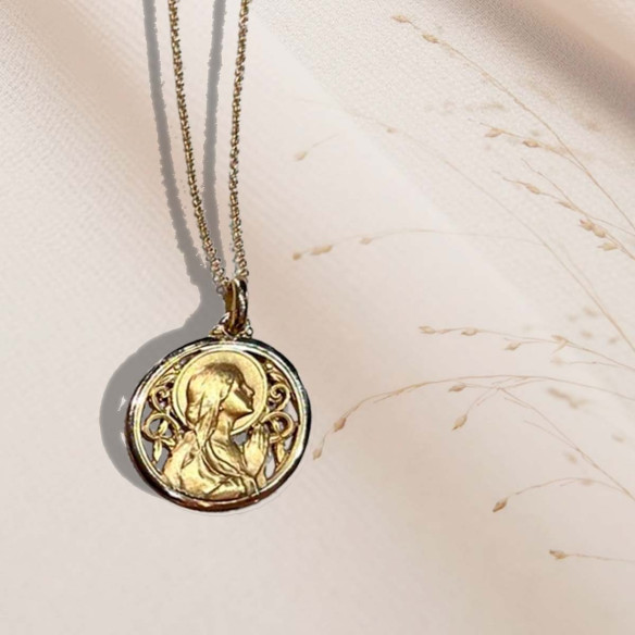 Medalla Virgen Rezando 18K